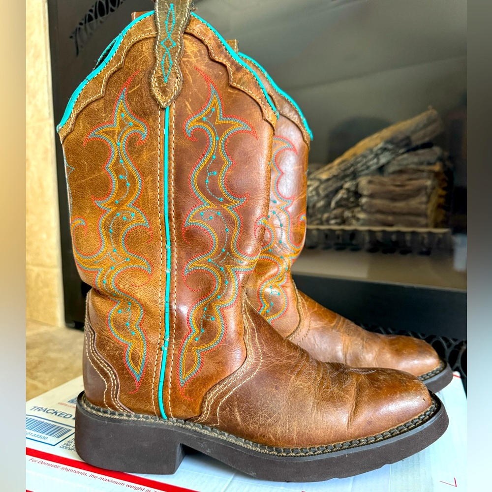 LIMITED price drop- reduced Posh shipping 2-4p today Justin cowboy boot